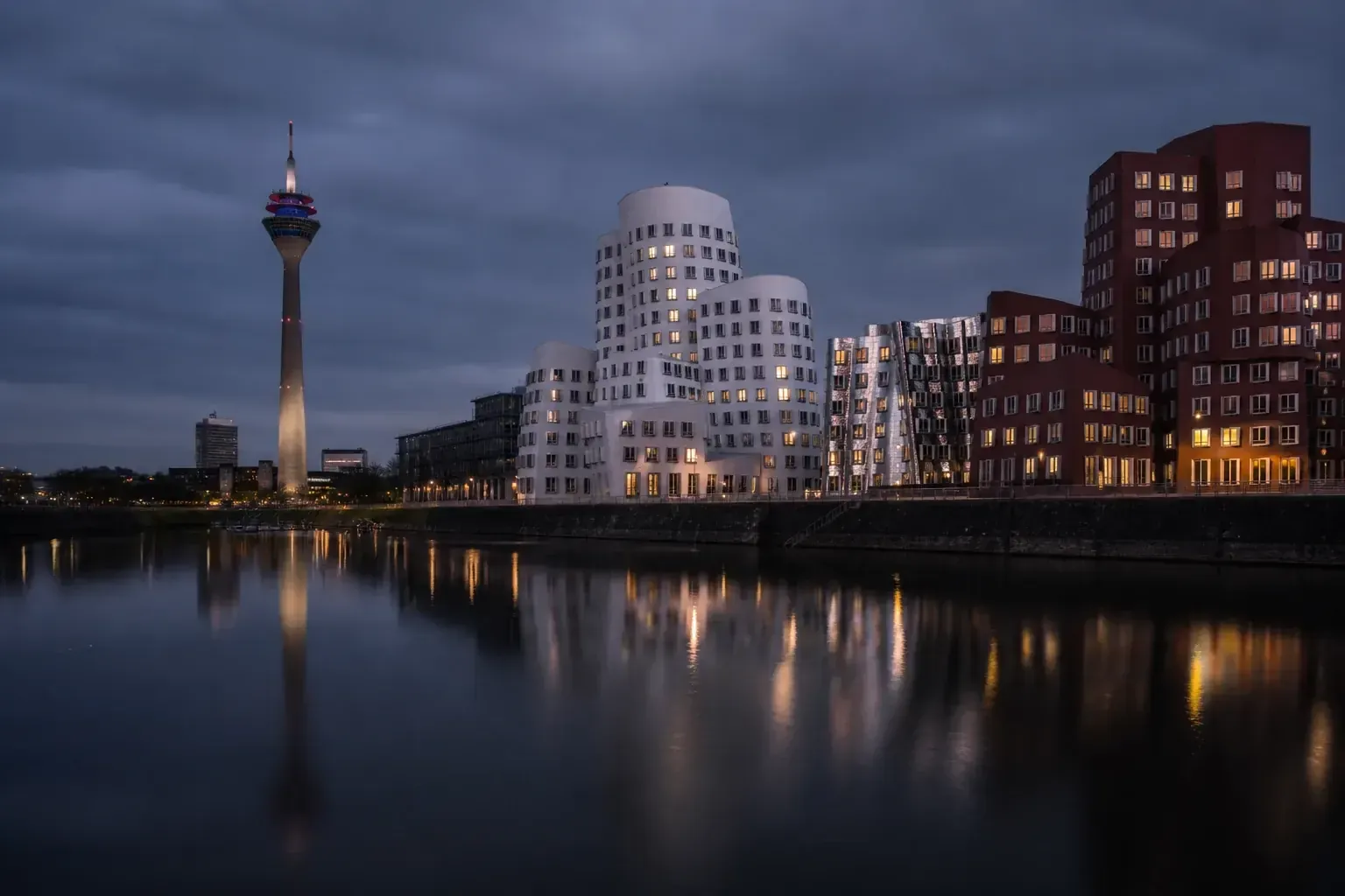Düsseldorfer MedienHafen mit Gehry-Bauten und Rheinturm am Abend