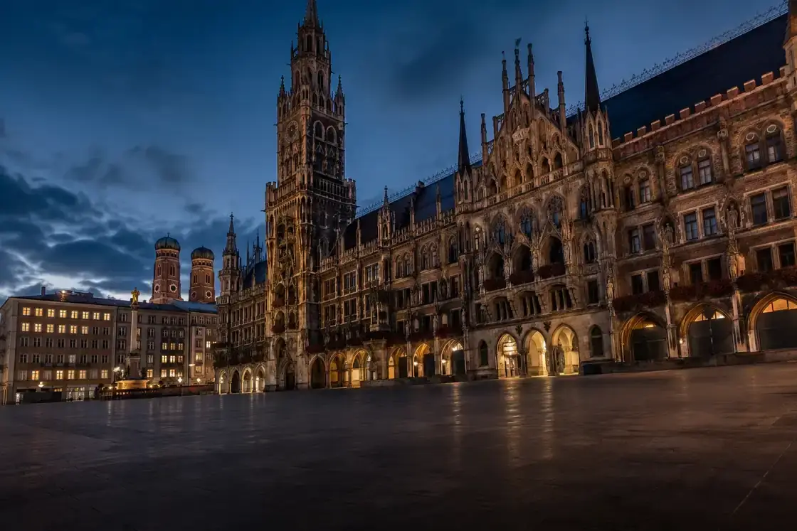 Neues Rathaus am menschenleeren Marienplatz in München zur blauen Stunde